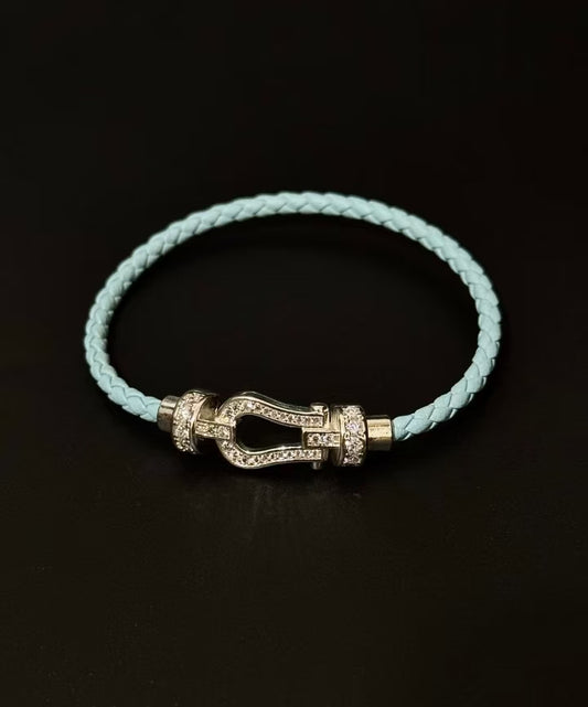 "Saot de cheval" Light Blue Horse Shoe Clasp | Bracelet